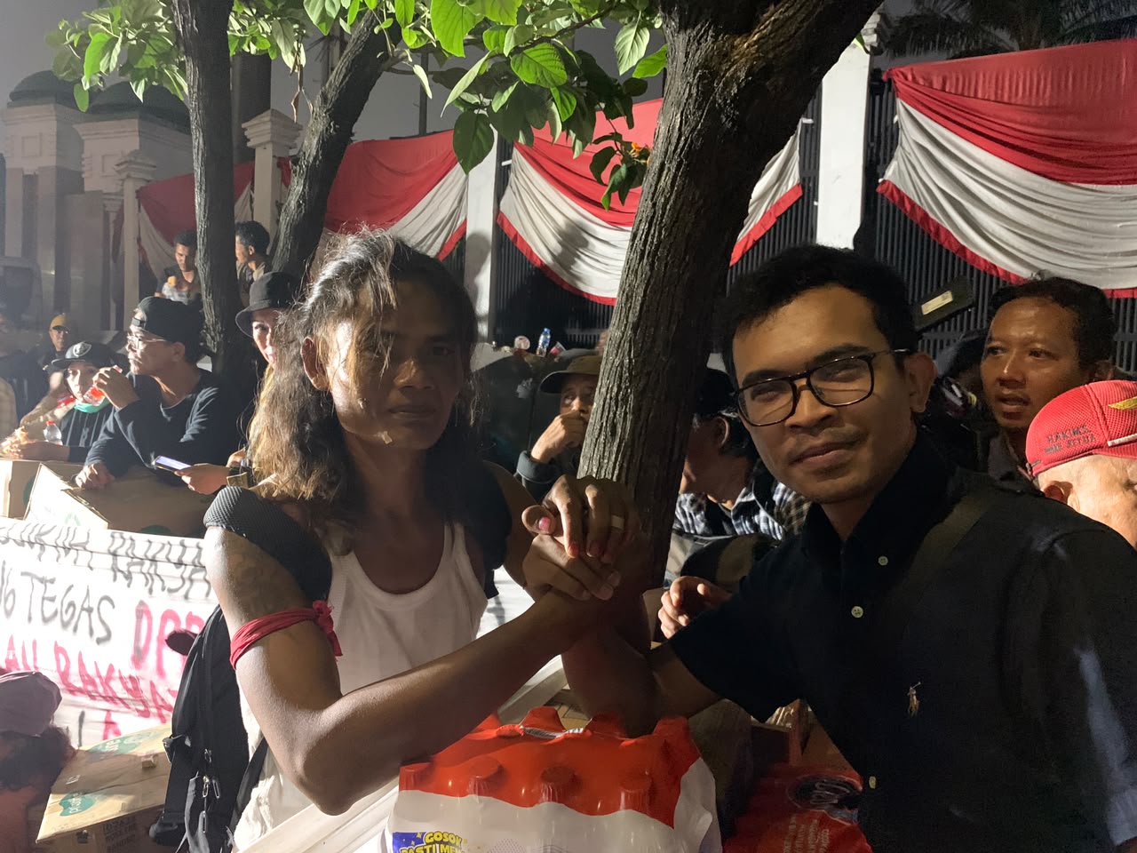 Jelang Aksi 27 Agustus, Ketua PP PMKRI Yohanes Tola Temui Massa Pati Melawan di Depan DPR