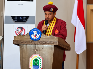 Pidato Siswa Berseragam Maroon di Podium