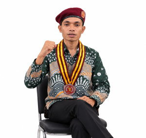 Potret Pemuda Berbaret Maroon Mengepalkan Tangan